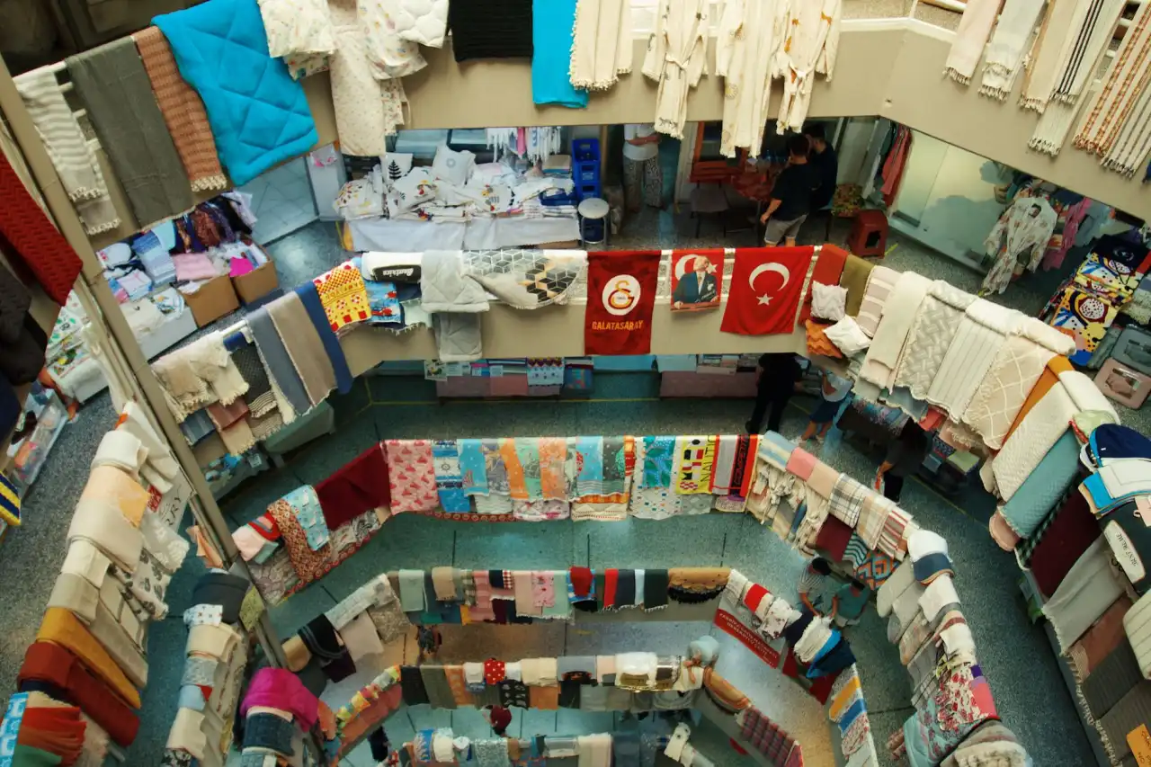 广州服装批发零售企业产品线整合与供应链优势解析正文配图 1